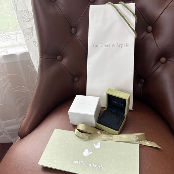 Van Cleef & Arpels Necklace Box/Gift Box, Bag, Ribbon, and Envelope Set - Picture 2 of 2